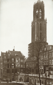 1596 Gezicht op de Domtoren te Utrecht vanaf de Oudegracht met in het midden de ingang van de Donkere Gaard; rechts op ...